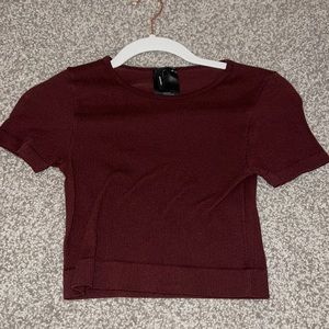 nordstrom burgundy cropped fitted tee shirt